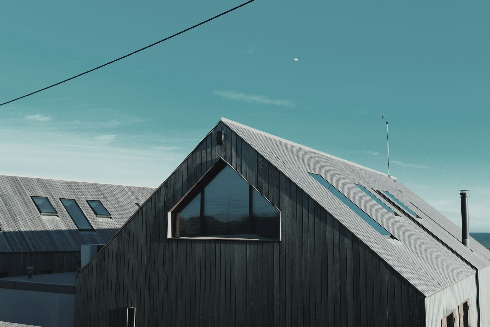 Skandinavisk hus ved vandet